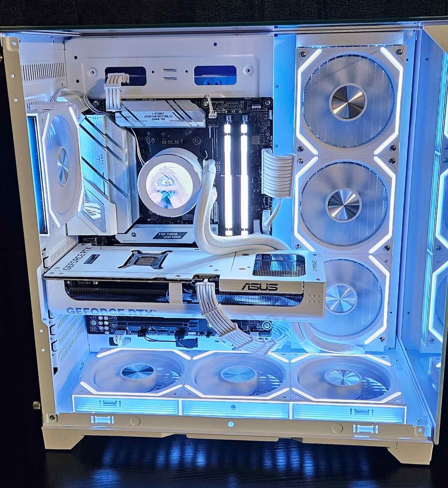 Bumble | All-White Gaming PC
